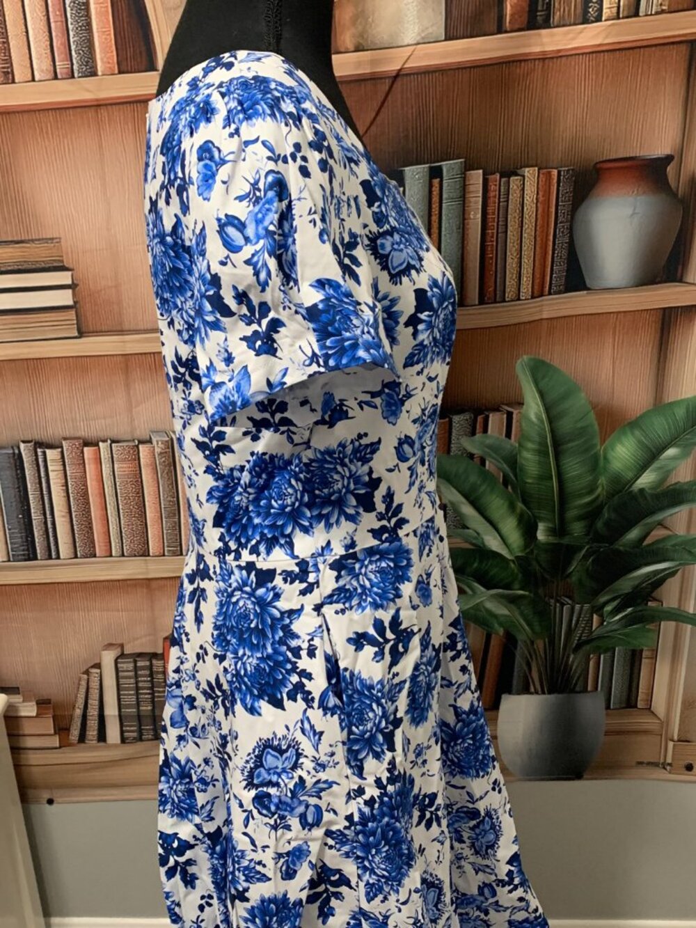 Obbue White Dress with Blue Floral Pattern size L - Picture 2 of 8